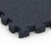 Detailaufnahme der Randausprägung von WARCO-Produkt 6959, Fitness Premium sportovní podlaha, Format 28,9 x 28,9 x 2,8 cm, Farbe Antracit.