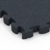 Detailaufnahme der Randausprägung von WARCO-Produkt 6965, Fitness Premium sportovní podlaha Plus, Format 28,9 x 28,9 x 2,8 cm, Farbe Antracit.