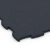 Detailaufnahme der Randausprägung von WARCO-Produkt 6969, Fitness Premium sportovní podlaha Plus, Format 99 x 99 x 2,8 cm, Farbe Antracit.