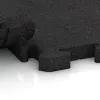 Großaufnahme vom Verbindungssystem von WARCO-Boden 4076 - Sportovní krytina pro psy HD im Farbdesign Antracit. Abmessungen 1000 x 1000 x 40 mm.