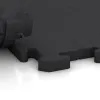 Großaufnahme vom Verbindungssystem von WARCO-Boden 2612 - Sportovní podlaha Studio im Farbdesign Antracit. Abmessungen 500 x 500 x 30 mm.