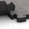 Großaufnahme vom Verbindungssystem von WARCO-Boden 4558 - Venkovní dlaždice na klik im Farbdesign Šedý melange. Abmessungen 500 x 500 x 50 mm.