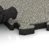 Großaufnahme vom Verbindungssystem von WARCO-Boden 4970 - Okrajová dlaždice HD im Farbdesign Světlý granit. Abmessungen 500 x 235 x 40 mm.
