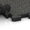 Großaufnahme vom Verbindungssystem von WARCO-Boden 5133 - Okrajová dlaždice HD im Farbdesign Tmavě šedý granit. Abmessungen 1000 x 485 x 40 mm.
