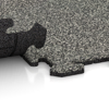 Großaufnahme vom Verbindungssystem von WARCO-Boden 4781 - Okrajová dlaždice HD im Farbdesign Šedý granit. Abmessungen 1000 x 485 x 18 mm.