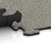 Großaufnahme vom Verbindungssystem von WARCO-Boden 4780 - Okrajová dlaždice HD im Farbdesign Světlý granit. Abmessungen 1000 x 485 x 18 mm.