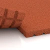 Großaufnahme vom Verbindungssystem von WARCO-Boden 3641 - Stájová rohož HD im Farbdesign Cihlově červená. Abmessungen 100 x 100 x 4 cm.