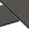 Großaufnahme vom Verbindungssystem von WARCO-Boden 5477 - Terasová dlaždice 3 cm im Farbdesign Tmavě šedý granit. Abmessungen 500 x 500 x 30 mm.
