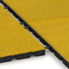 Großaufnahme vom Verbindungssystem von WARCO-Boden 0558 - Terasová dlaždice 3 cm im Farbdesign Citronová žlutá. Abmessungen 500 x 500 x 30 mm.