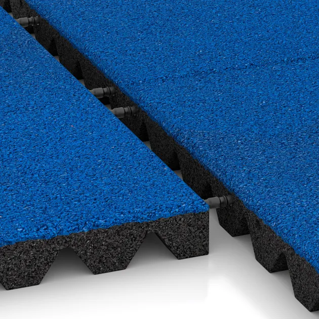 Großaufnahme vom Verbindungssystem von WARCO-Boden 5530 - Bezpečnostní dlaždice na dětské hřiště 4,5 cm - EN 1177 ≤ 135 cm im Farbdesign Genciánová modř. Abmessungen 500 x 500 x 45 mm.