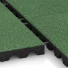 Großaufnahme vom Verbindungssystem von WARCO-Boden 5538 - Bezpečnostní dlaždice na dětské hřiště 4,5 cm - EN 1177 ≤ 135 cm im Farbdesign Bledě zelená. Abmessungen 500 x 500 x 45 mm.