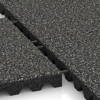 Großaufnahme vom Verbindungssystem von WARCO-Boden 5574 - Bezpečnostní dlaždice na dětské hřiště 5 cm - EN 1177 ≤ 145 cm im Farbdesign Tmavě šedý granit. Abmessungen 500 x 500 x 50 mm.