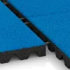 Großaufnahme vom Verbindungssystem von WARCO-Boden 5564 - Bezpečnostní dlaždice na dětské hřiště 5 cm - EN 1177 ≤ 145 cm im Farbdesign Nebe modrá. Abmessungen 500 x 500 x 50 mm.