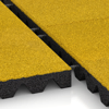 Großaufnahme vom Verbindungssystem von WARCO-Boden 5569 - Bezpečnostní dlaždice na dětské hřiště 5 cm - EN 1177 ≤ 145 cm im Farbdesign Citronová žlutá. Abmessungen 500 x 500 x 50 mm.