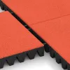 Großaufnahme vom Verbindungssystem von WARCO-Boden 5608 - Bezpečnostní dlaždice na dětské hřiště 8 cm - EN 1177 ≤ 215 cm im Farbdesign Světle červenooranžová. Abmessungen 500 x 500 x 80 mm.