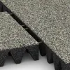 Großaufnahme vom Verbindungssystem von WARCO-Boden 5645 - Bezpečnostní dlaždice na dětské hřiště 10 cm - EN 1177 ≤ 300 cm im Farbdesign Světlý granit. Abmessungen 500 x 500 x 100 mm.
