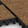 Großaufnahme vom Verbindungssystem von WARCO-Boden 5647 - Bezpečnostní dlaždice na dětské hřiště 10 cm - EN 1177 ≤ 300 cm im Farbdesign Terra Cotta. Abmessungen 500 x 500 x 100 mm.