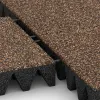 Großaufnahme vom Verbindungssystem von WARCO-Boden 5648 - Bezpečnostní dlaždice na dětské hřiště 10 cm - EN 1177 ≤ 300 cm im Farbdesign Kůra a Basto. Abmessungen 500 x 500 x 100 mm.