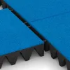Großaufnahme vom Verbindungssystem von WARCO-Boden 5632 - Bezpečnostní dlaždice na dětské hřiště 10 cm - EN 1177 ≤ 300 cm im Farbdesign Nebe modrá. Abmessungen 500 x 500 x 100 mm.
