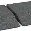 Großaufnahme vom Verbindungssystem von WARCO-Boden 0496 - Corner tile (two chamfered sides) im Farbdesign Šedá břidlice. Abmessungen 500 x 500 x 80 mm.