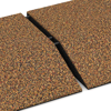 Großaufnahme vom Verbindungssystem von WARCO-Boden 3826 - Corner tile (two chamfered sides) im Farbdesign Terra Cotta. Abmessungen 500 x 500 x 100 mm.
