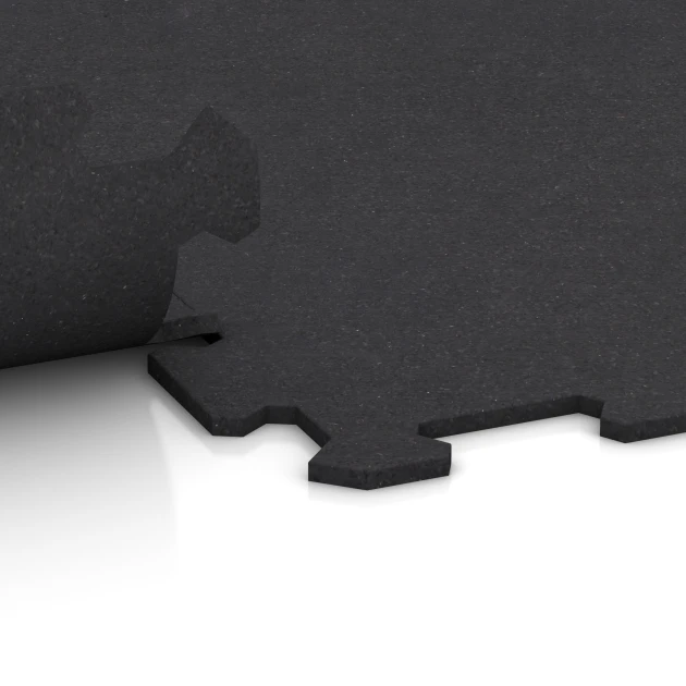 Großaufnahme vom Verbindungssystem von WARCO-Boden 1064 - Sportovní podlaha Kompakt im Farbdesign Matná antracitová. Abmessungen 970 x 970 x 8 mm | 0,94 m.