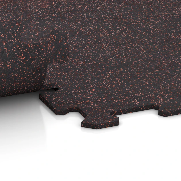 Großaufnahme vom Verbindungssystem von WARCO-Boden 1049 - Sportovní podlaha Kompakt im Farbdesign Lehce červeně posypaná. Abmessungen 970 x 970 x 8 mm | 0,94 m.