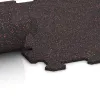 Großaufnahme vom Verbindungssystem von WARCO-Boden 0896 - Schodová dlaždice im Farbdesign Lehce červeně posypaná. Abmessungen 485 x 485 x 8 mm.