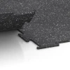 Großaufnahme vom Verbindungssystem von WARCO-Boden 6452 - Sportovní podlaha Kompakt im Farbdesign Lehce šedě posypaná. Abmessungen 100 × 100 × 0,8 cm.