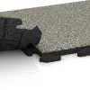 Großaufnahme vom Verbindungssystem von WARCO-Boden 1157 - Terasa dlaždice Classic im Farbdesign Světlý granit. Abmessungen 500 x 500 x 30 mm.