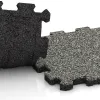 Großaufnahme vom Verbindungssystem von WARCO-Boden 5423 - Schodová dlaždice im Farbdesign Šedý granit. Abmessungen 306 x 306 x 20 mm.