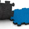 Großaufnahme vom Verbindungssystem von WARCO-Boden 5437 - Schodová dlaždice im Farbdesign Nebe modrá. Abmessungen 306 x 306 x 20 mm.