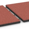 Großaufnahme vom Verbindungssystem von WARCO-Boden 6128 - Tlumicí deska – 95 cm im Farbdesign Rajčatově červená. Abmessungen 50 x 50 x 3 cm.