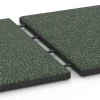 Großaufnahme vom Verbindungssystem von WARCO-Boden 6356 - Terasová dlaždice Classic im Farbdesign Anglický trávník. Abmessungen 50 x 50 x 3 cm.