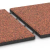 Großaufnahme vom Verbindungssystem von WARCO-Boden 6358 - Terasová dlaždice Classic im Farbdesign Etna. Abmessungen 50 x 50 x 3 cm.