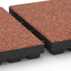Großaufnahme vom Verbindungssystem von WARCO-Boden 6444 - Dopadová dlažba – 210 cm im Farbdesign Etna. Abmessungen 50 x 50 x 7 cm.