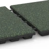 Großaufnahme vom Verbindungssystem von WARCO-Boden 6433 - Dopadová dlažba – 160 cm im Farbdesign Anglický trávník. Abmessungen 50 x 50 x 4,8 cm.