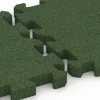 Großaufnahme vom Verbindungssystem von WARCO-Boden 6629 - Gumová zahradní dlažba im Farbdesign Travní zelená. Abmessungen 50 x 50 x 4 cm | 0,25 m².