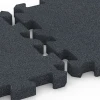 Großaufnahme vom Verbindungssystem von WARCO-Boden 6400 - Dopadová dlaždice – 150 cm im Farbdesign Břidlicová šedá. Abmessungen 50 x 50 x 4 cm | 0,25 m².