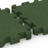 Großaufnahme vom Verbindungssystem von WARCO-Boden 6311 - Puzzle dlaždice na dětské hřiště im Farbdesign Travní zelená. Abmessungen 50 x 50 x 6 cm | 0,25 m².