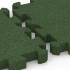 Großaufnahme vom Verbindungssystem von WARCO-Boden 6403 - Dopadová dlaždice – 190 cm im Farbdesign Travní zelená. Abmessungen 50 x 50 x 5 cm | 0,25 m².