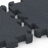 Großaufnahme vom Verbindungssystem von WARCO-Boden 6317 - Puzzle dlaždice na dětské hřiště im Farbdesign Břidlicová šedá. Abmessungen 50 x 50 x 5 cm | 0,25 m².