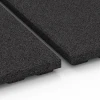 Großaufnahme vom Verbindungssystem von WARCO-Boden 6387 - Gumová stájová rohož Premium im Farbdesign Antracit. Abmessungen 100 x 100 x 4,5 cm | 1,00 m².