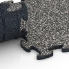 Großaufnahme vom Verbindungssystem von WARCO-Boden 6760 - Dlaždice k bazénu im Farbdesign Tmavě šedá žula. Abmessungen 44,6 x 44,6 x 1,8 cm.