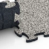 Großaufnahme vom Verbindungssystem von WARCO-Boden 6761 - Dlaždice k bazénu im Farbdesign Šedá žula. Abmessungen 44,6 x 44,6 x 1,8 cm.