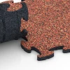 Großaufnahme vom Verbindungssystem von WARCO-Boden 6755 - Hrací podložka im Farbdesign Etna. Abmessungen 44,6 x 44,6 x 1,8 cm.