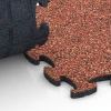 Großaufnahme vom Verbindungssystem von WARCO-Boden 6800 - Podlaha pro psí sport im Farbdesign Etna. Abmessungen 44,6 x 44,6 x 1,8 cm.