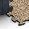 Großaufnahme vom Verbindungssystem von WARCO-Boden 6795 - Balkónová podlaha im Farbdesign Ratan. Abmessungen 44,6 x 44,6 x 1,8 cm.