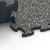 Großaufnahme vom Verbindungssystem von WARCO-Boden 6913 - Veletržní klik dlaždice im Farbdesign Tmavě šedá žula. Abmessungen 44,6 x 44,6 x 1,8 cm.