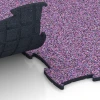 Großaufnahme vom Verbindungssystem von WARCO-Boden 6864 - Fitness Max Floor System im Farbdesign Levandule. Abmessungen 44,6 x 44,6 x 1,8 cm.